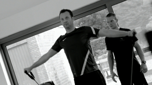 Fitness: de combinatie front-lateral raise, een Oefening voor de Schouders!