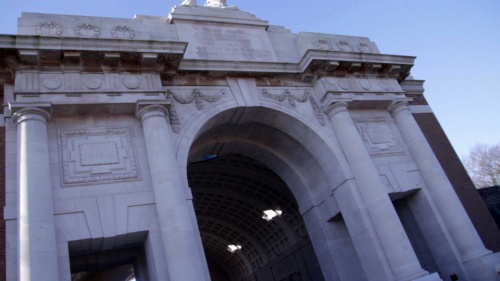 Het Brits herdenkingsmonument de Menenpoort in Ieper.