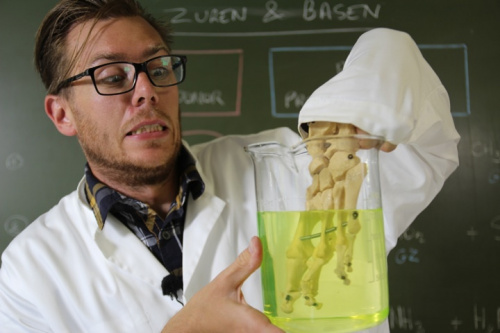 Video Zuren en basen in de chemie. (proeftraject) -  3de graad