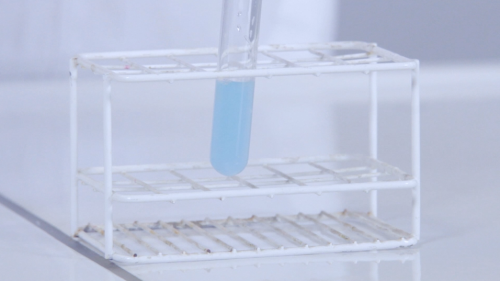 Chemische reactie: welke ionen vormen de neerslag bij het samenvoegen van CuCl2 en NaOH?